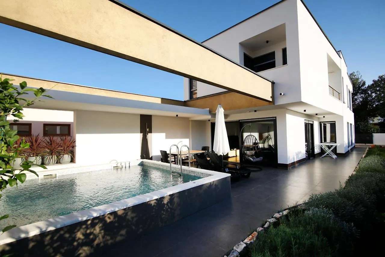 Neptunia - 4 Bedroom Villa Medulin
