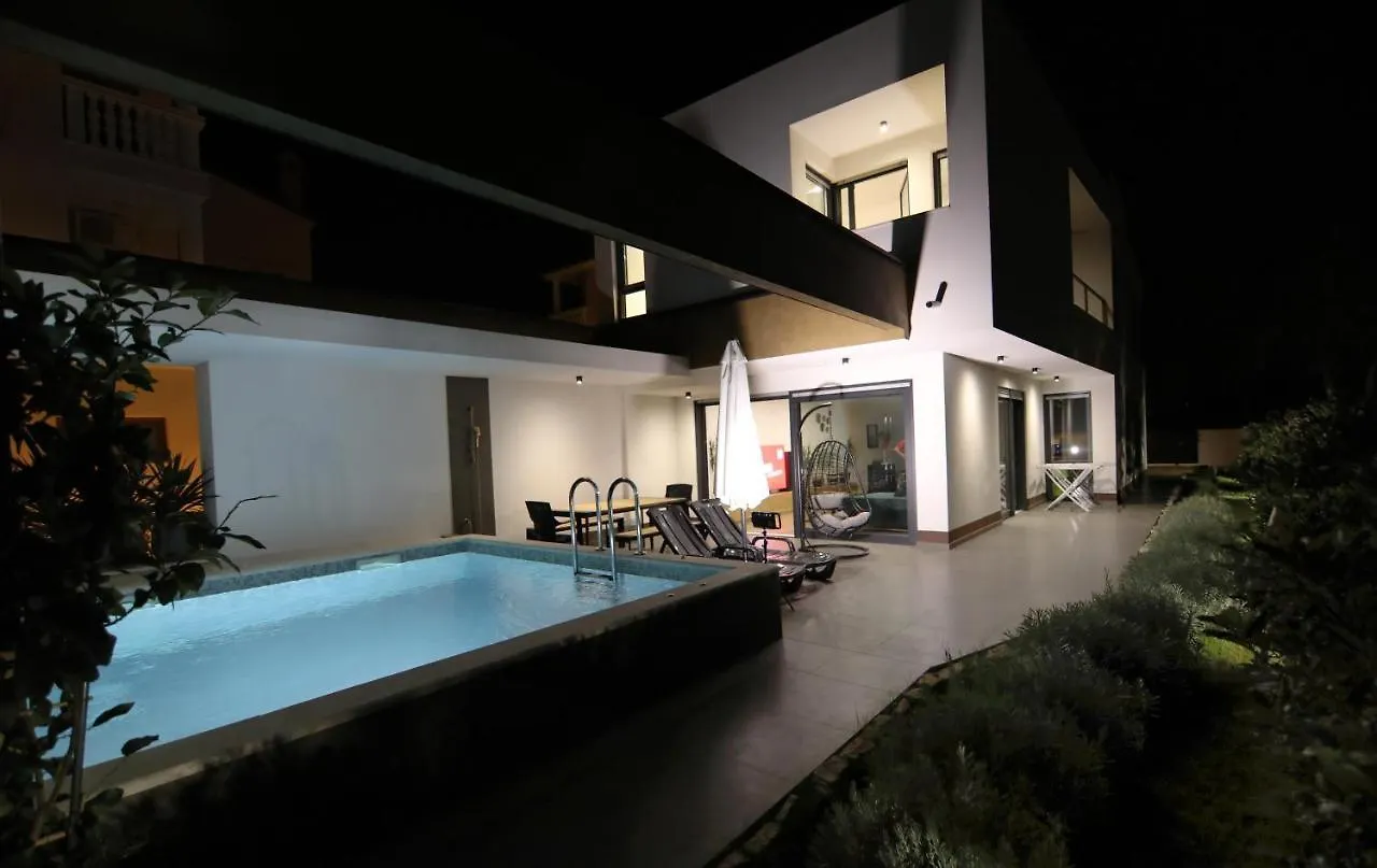 Neptunia - 4 Bedroom Villa Medulin